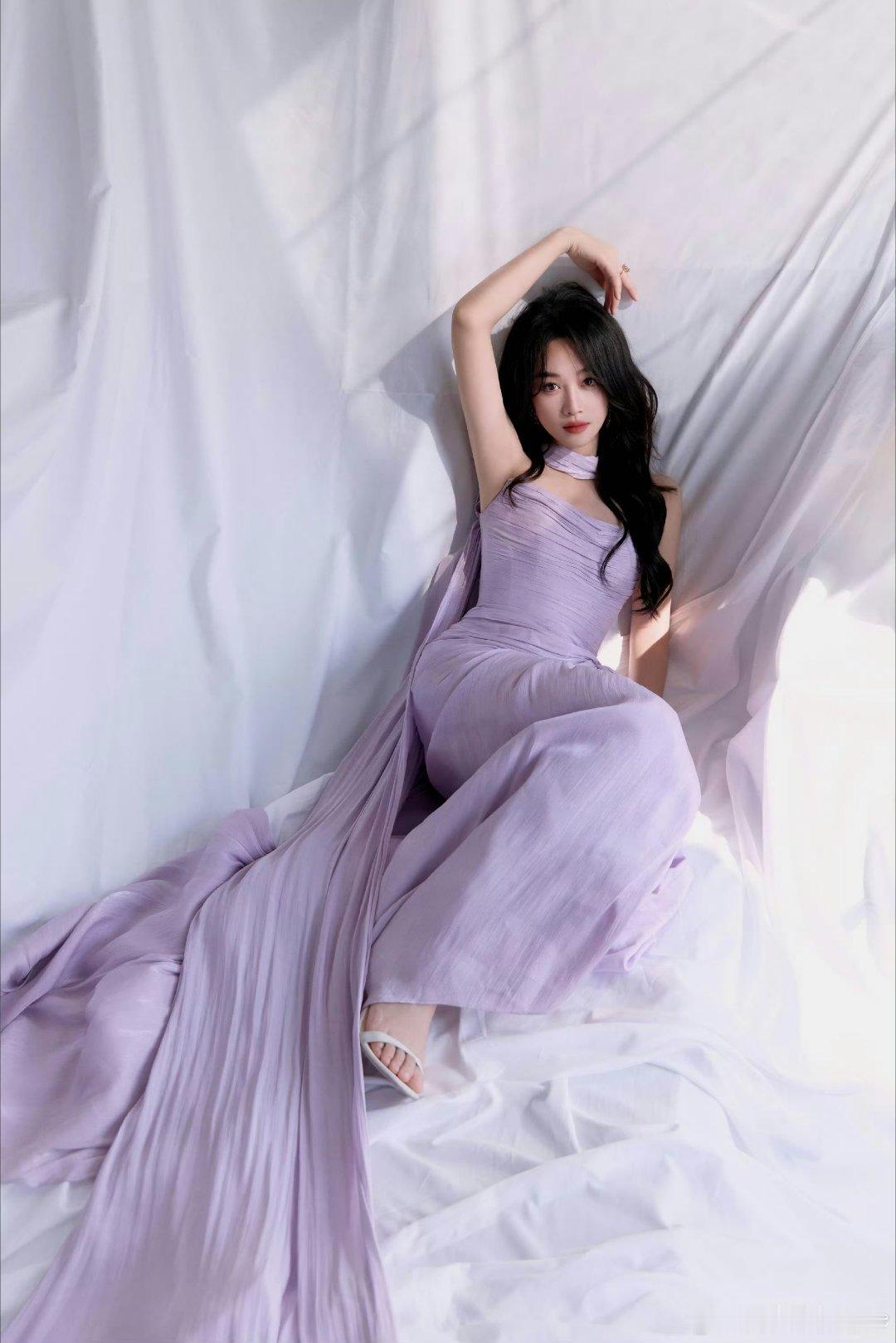 蓝盈莹 蓝得发紫 蓝盈莹造型杀疯！水晶紫抹胸长裙勾勒玲珑身段，纱裙飘逸灵动，颜值