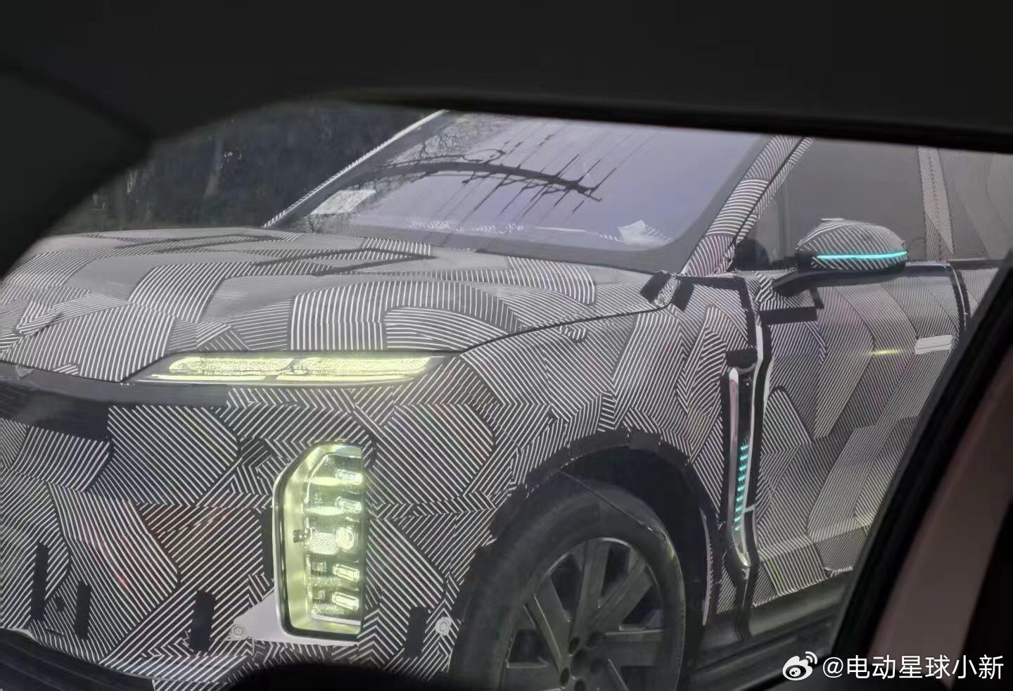 这是蔚来 ES9 的智驾小蓝灯？不仅在后视镜有，翼子板上也有蔚来ES9新能源汽车