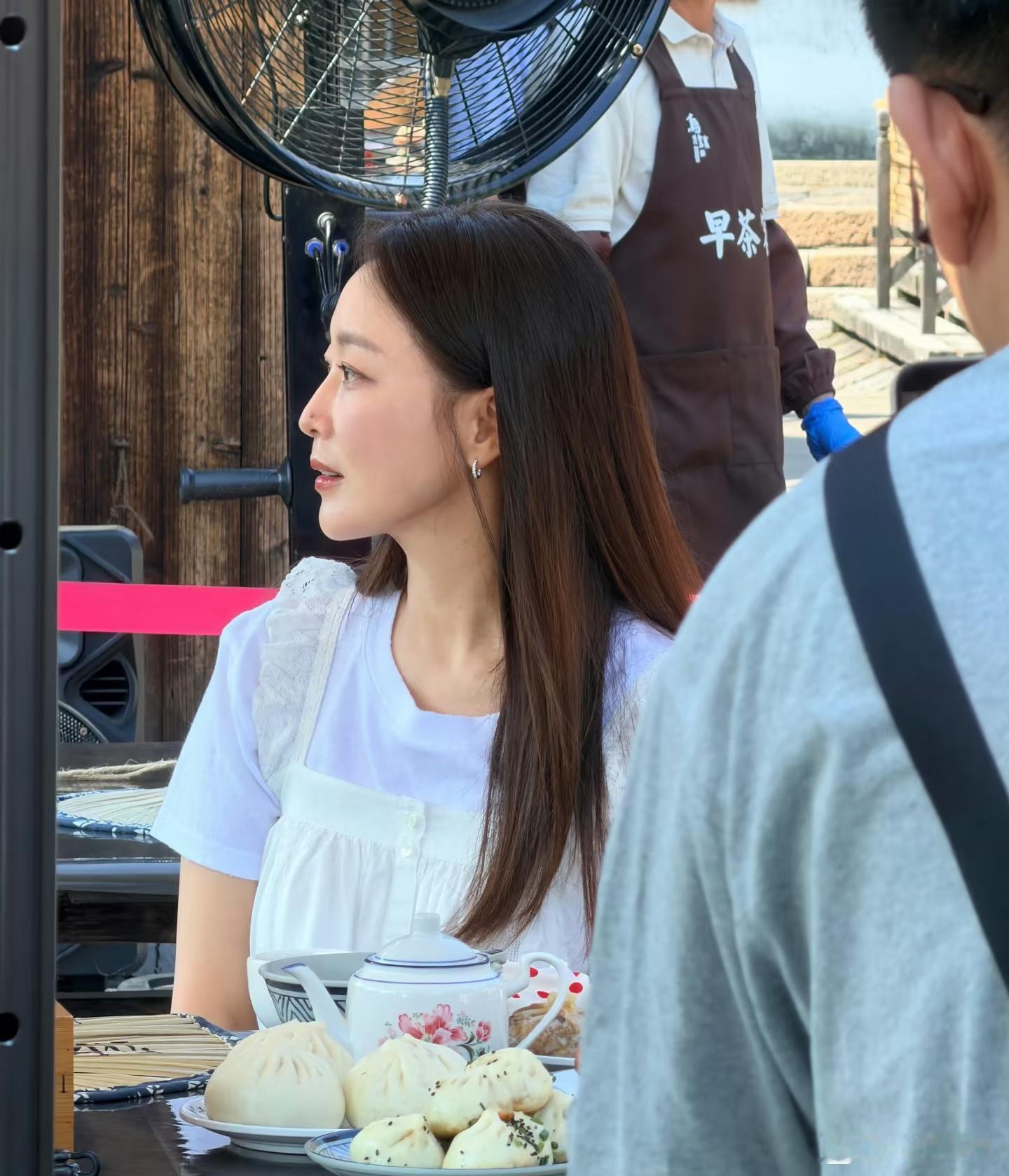 金喜善乌镇被偶遇！曾经的韩国第一美女颜值依旧能打，一件白色上衣轻松美出圈。49岁