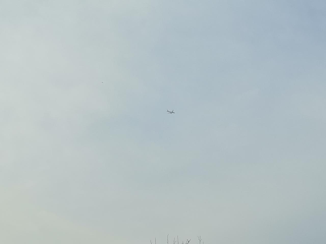 天上一只小飞机