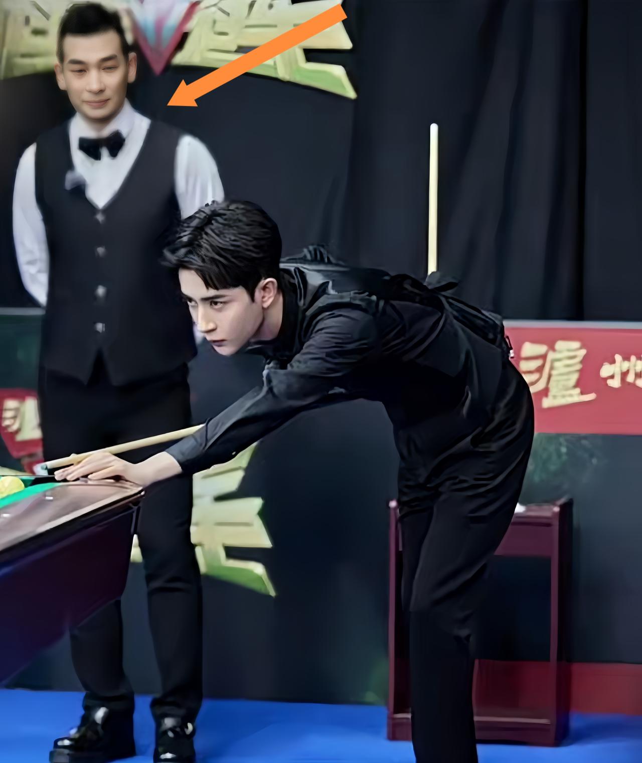 才发现小🐟身后站着的那个男人竟然是功夫男演员赵文卓，赵文卓在我印象中还是很帅气