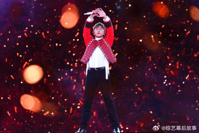 张杰舞台大屏灯光默契配合 舞台与灯光双向奔赴，张杰用实力诠释顶级现场，百人齐舞整