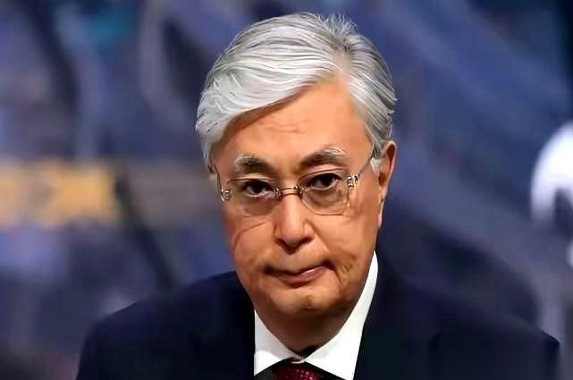 见过把自己往死里整的总统吗？哈萨克斯坦这位，算是开了眼了。
前任费尽心机，退休了