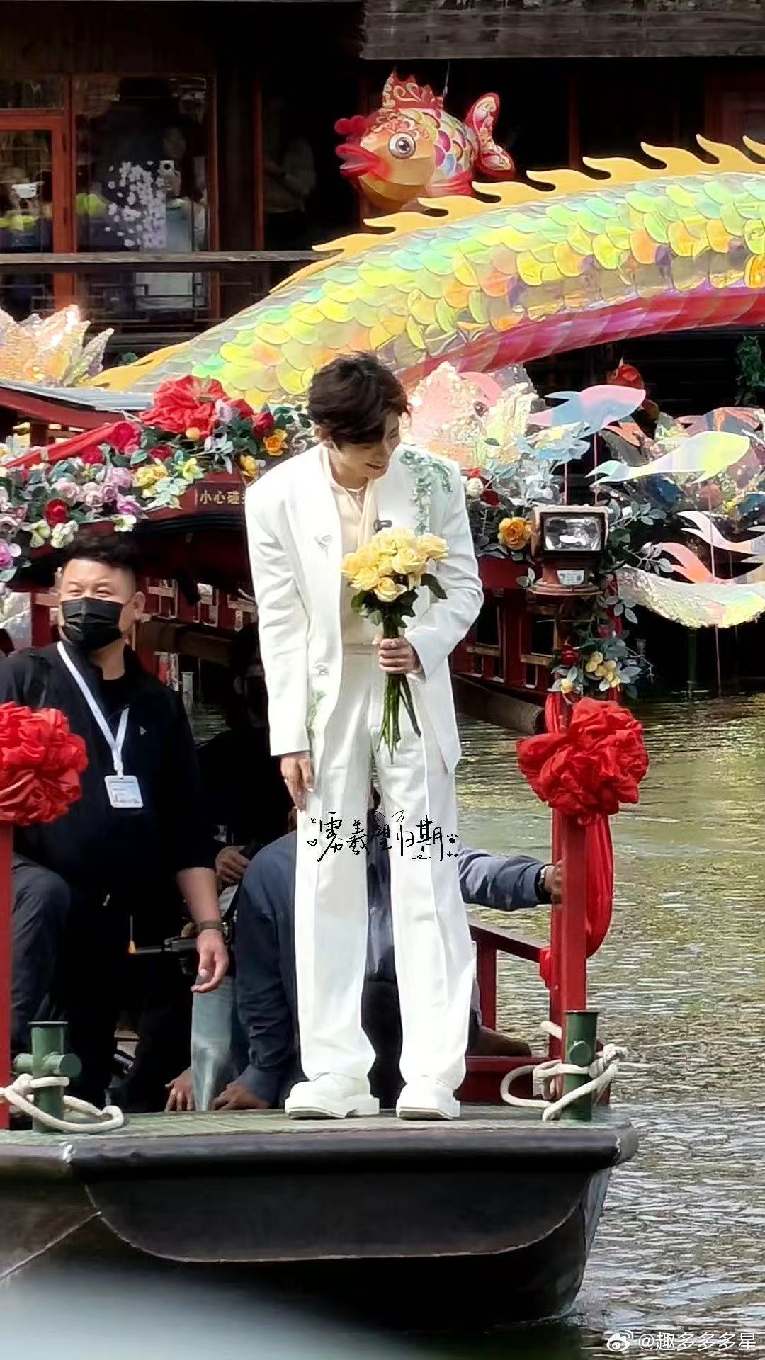 李卿上桌后线下人气李卿上桌后线下人气 随着《逐玉》热播，李卿线下人气一路走高，现