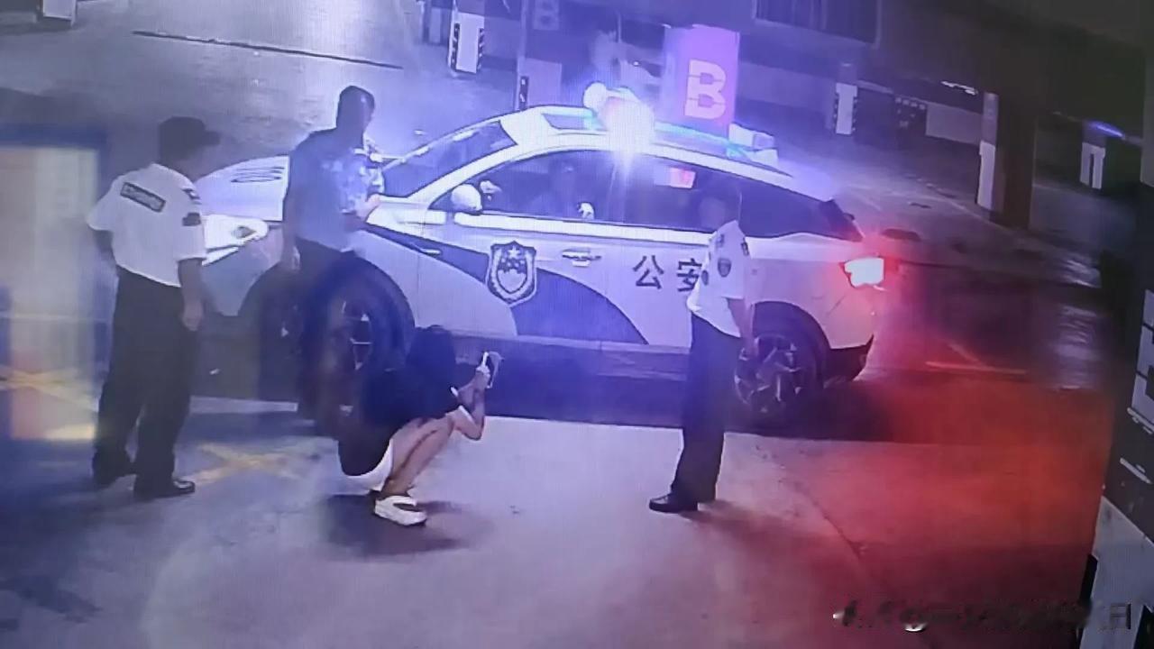 好嘛，跑地库拉车门去，谁家小姑娘啊😦😦😦？江西上饶鄱阳，被帽子叔叔带走了，