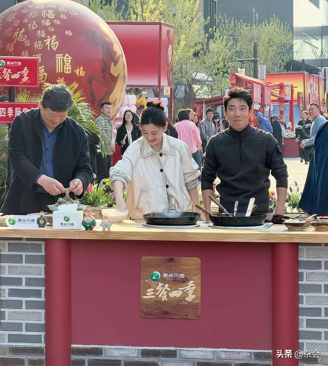 在隆福寺偶遇撒贝宁和梅婷录《三餐四季》！镜头里的梅婷真的绝了，白到发光，头小脸小