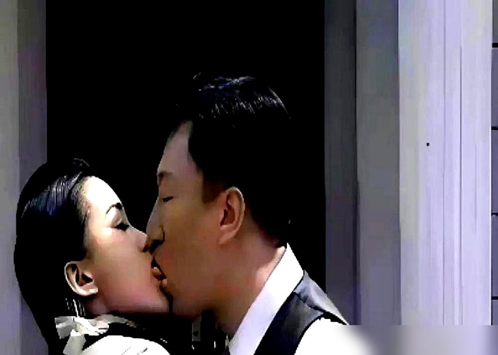 别再意淫那场“连拍5次”的荧幕初吻了，真相远比你想象的更冰冷。那些在热搜里打滚的