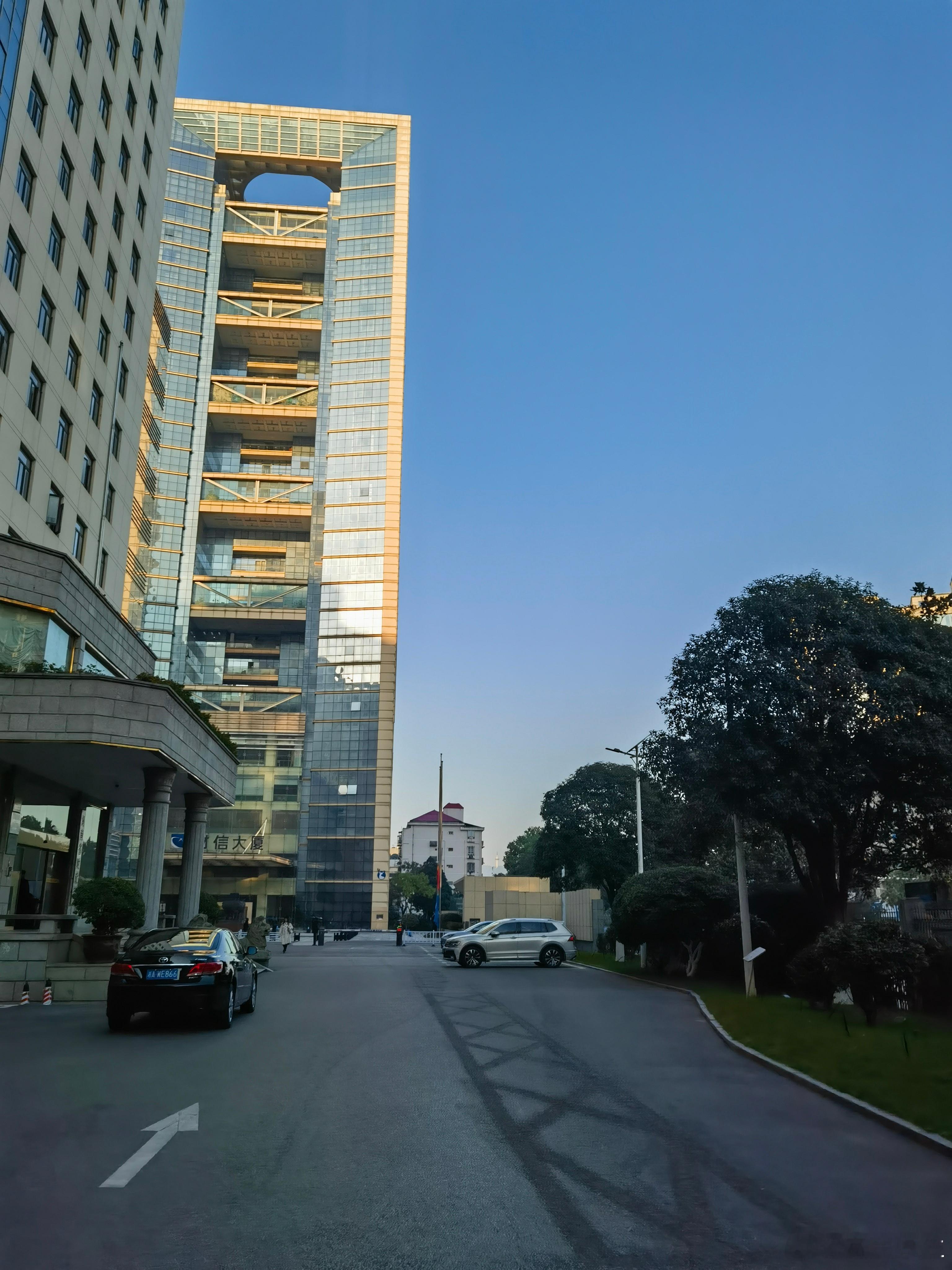 欢送厅长赴长履新初冬十月立冬前，博彰将驾长沙云帆。忆昔两度出入财赋之司，犹蛟龙潜