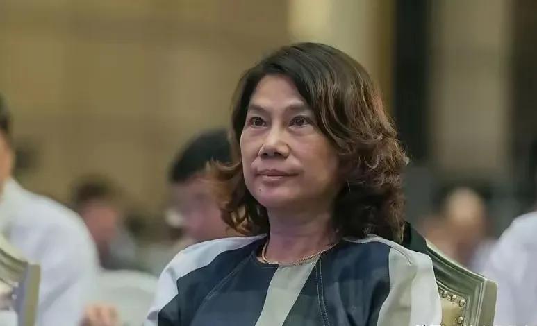 董明珠规定格力的所有员工上班都必须穿工作服，主持人就问:“你不是总说平等吗，为什