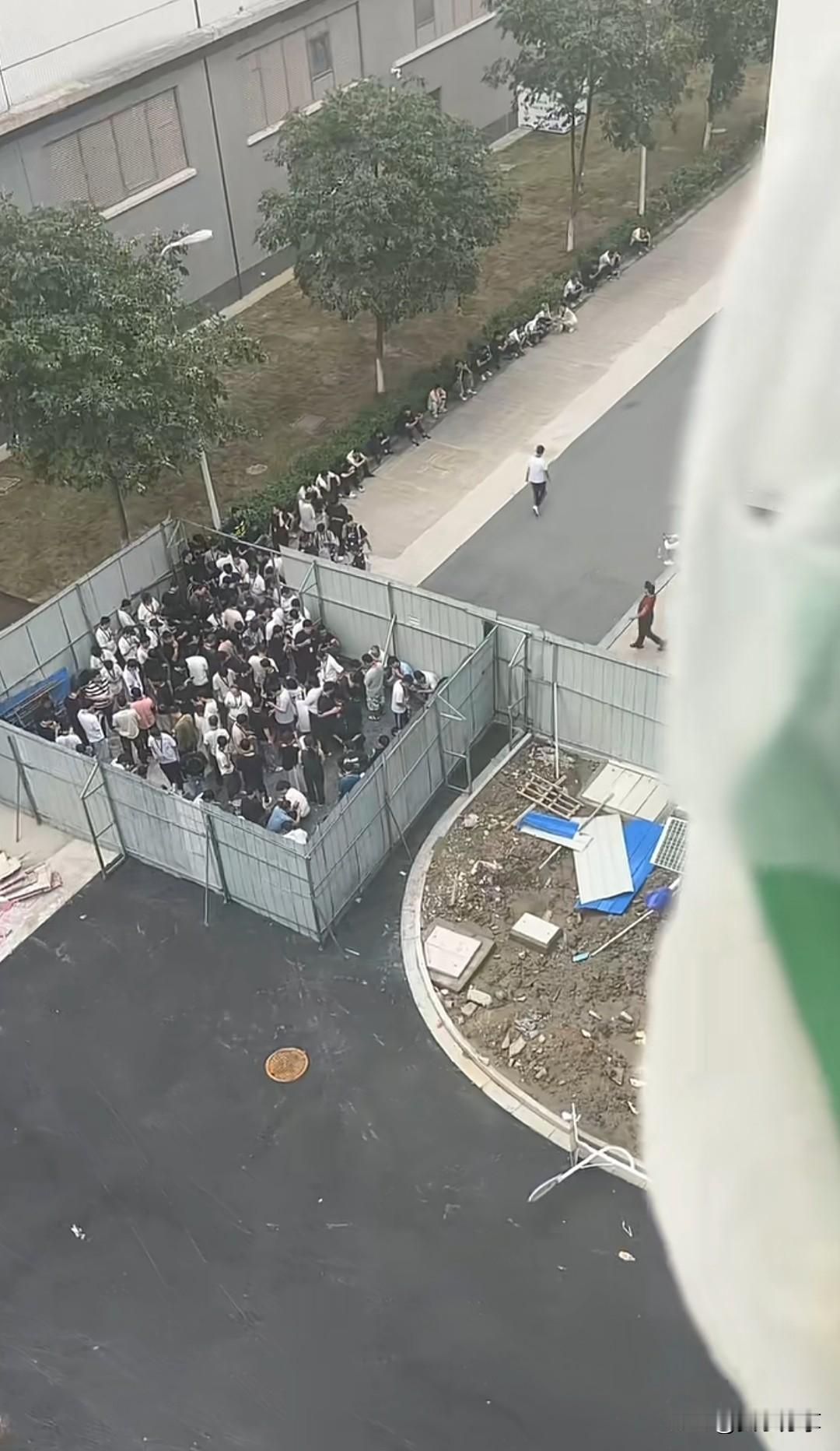 广东某工厂，安排的吸烟区，很人性化，感觉站里面不用点烟，深呼吸就好。过去都不用点