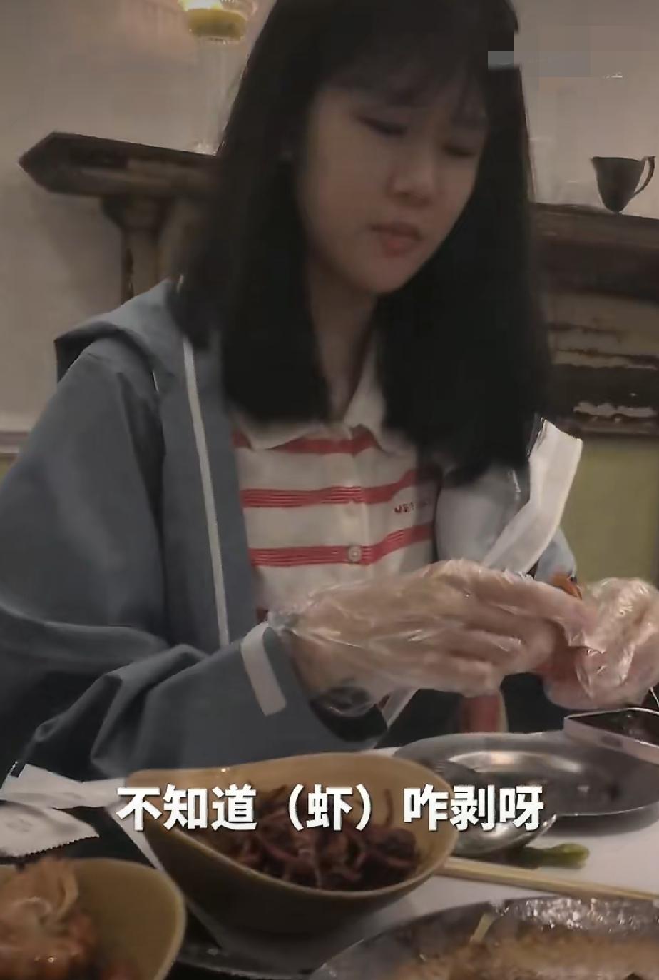 陆毅一家人出去吃饭，陆毅大女儿贝儿拿着一只虾不知道怎么剥，问是不是先把腿拔了，陆
