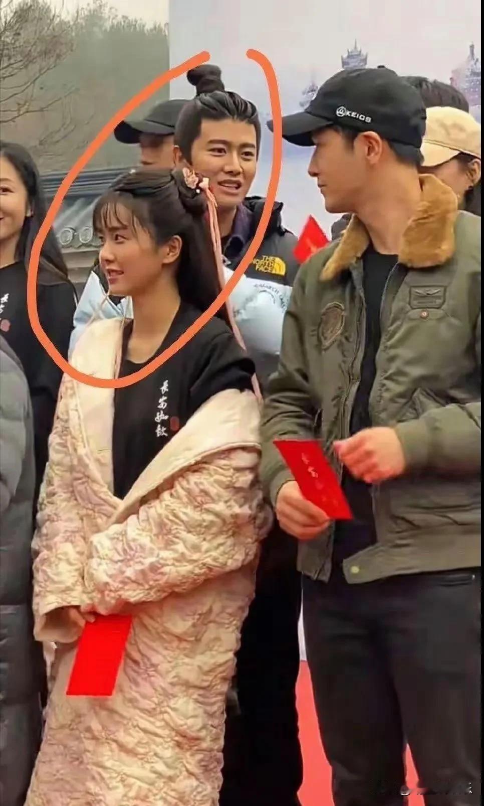 我们都被白鹿骗了吗？
她在剧组的照片暴露了真实皮肤状态，
淡妆的白鹿居然这么黑，