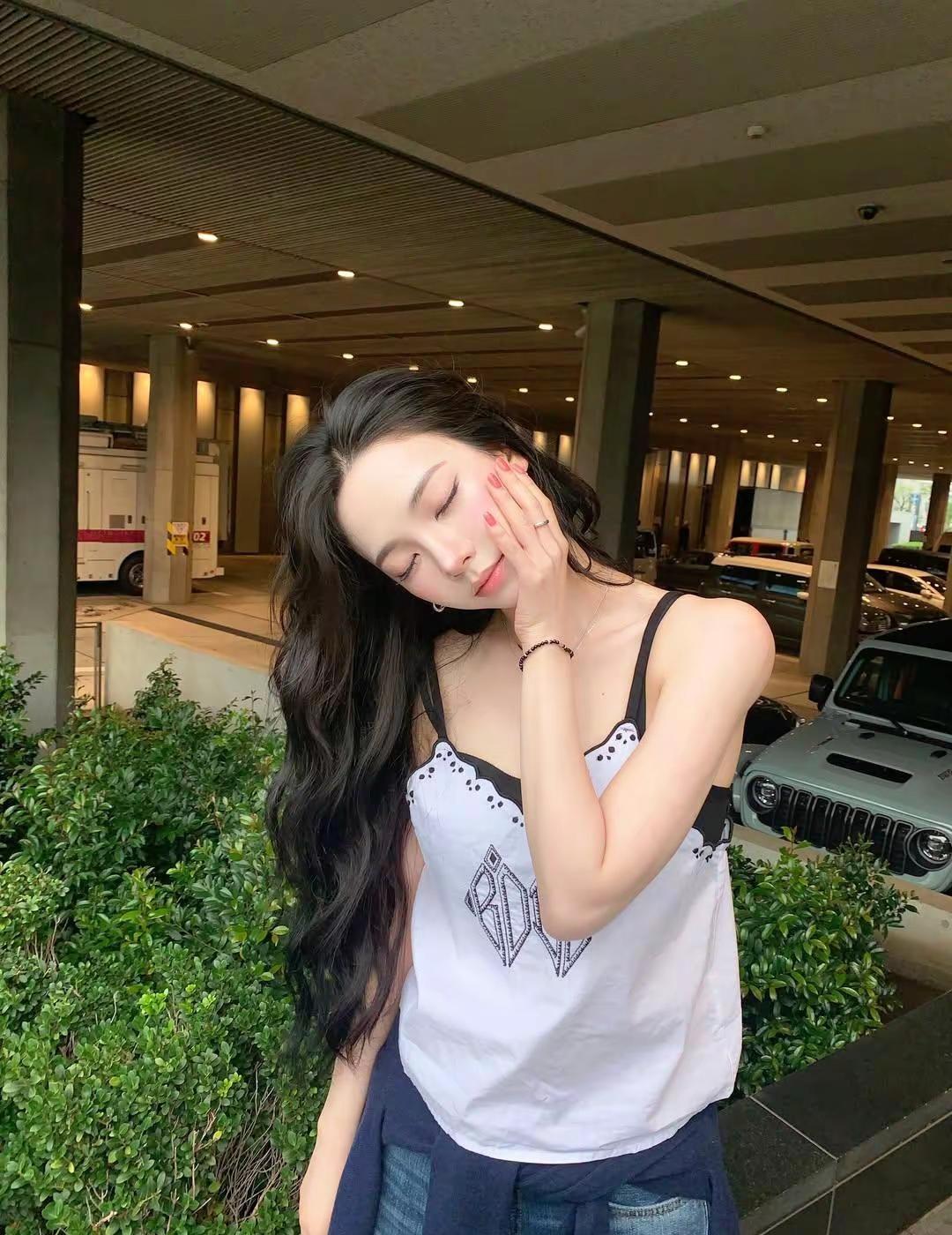 刚刚竟然有人说柳智敏美 我反手就给了他一巴掌 柳智敏那是眉如远黛 清丽绝尘 琼鼻