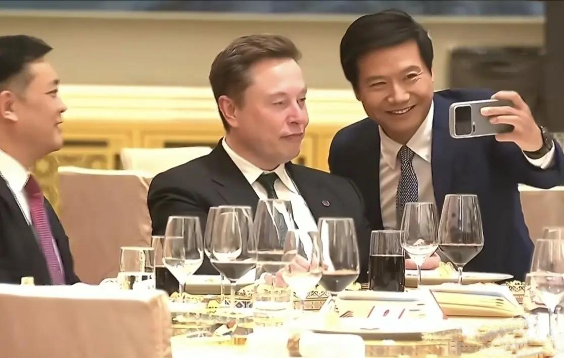 小米雷军，

名声太响了，

昨晚的国宴雷军也受到了邀请，他还在现场和马斯克合了
