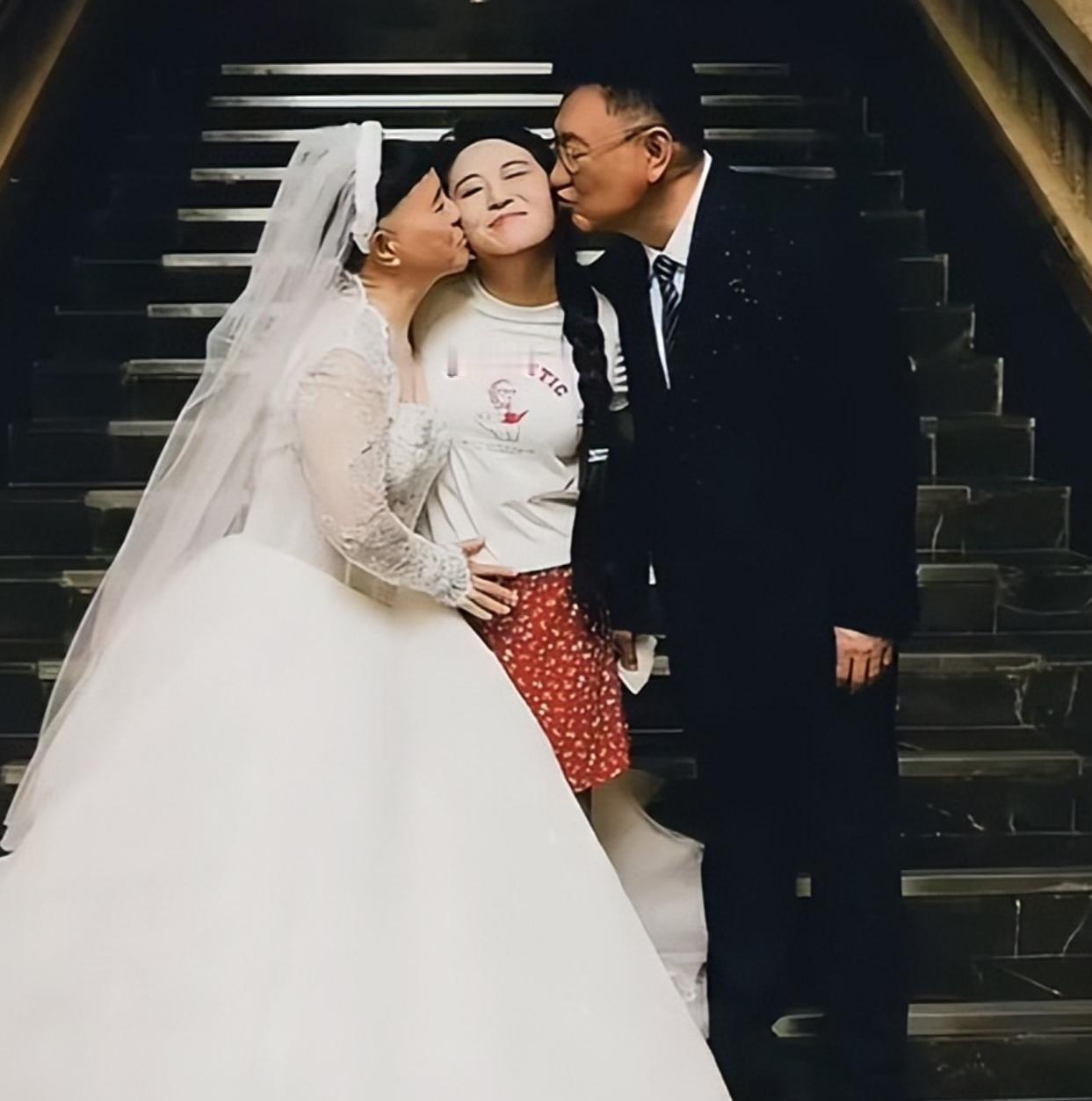这家人，把童年回忆杀，杀得有点狠。
一张纪念婚纱照，本想拉一波好感，结果评论区翻
