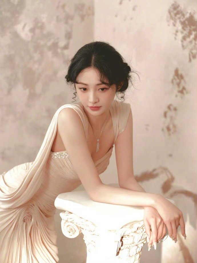 周洁琼油画少女 微博之夜大家都好卷，好美的一组神照[抱一抱][抱一抱] 