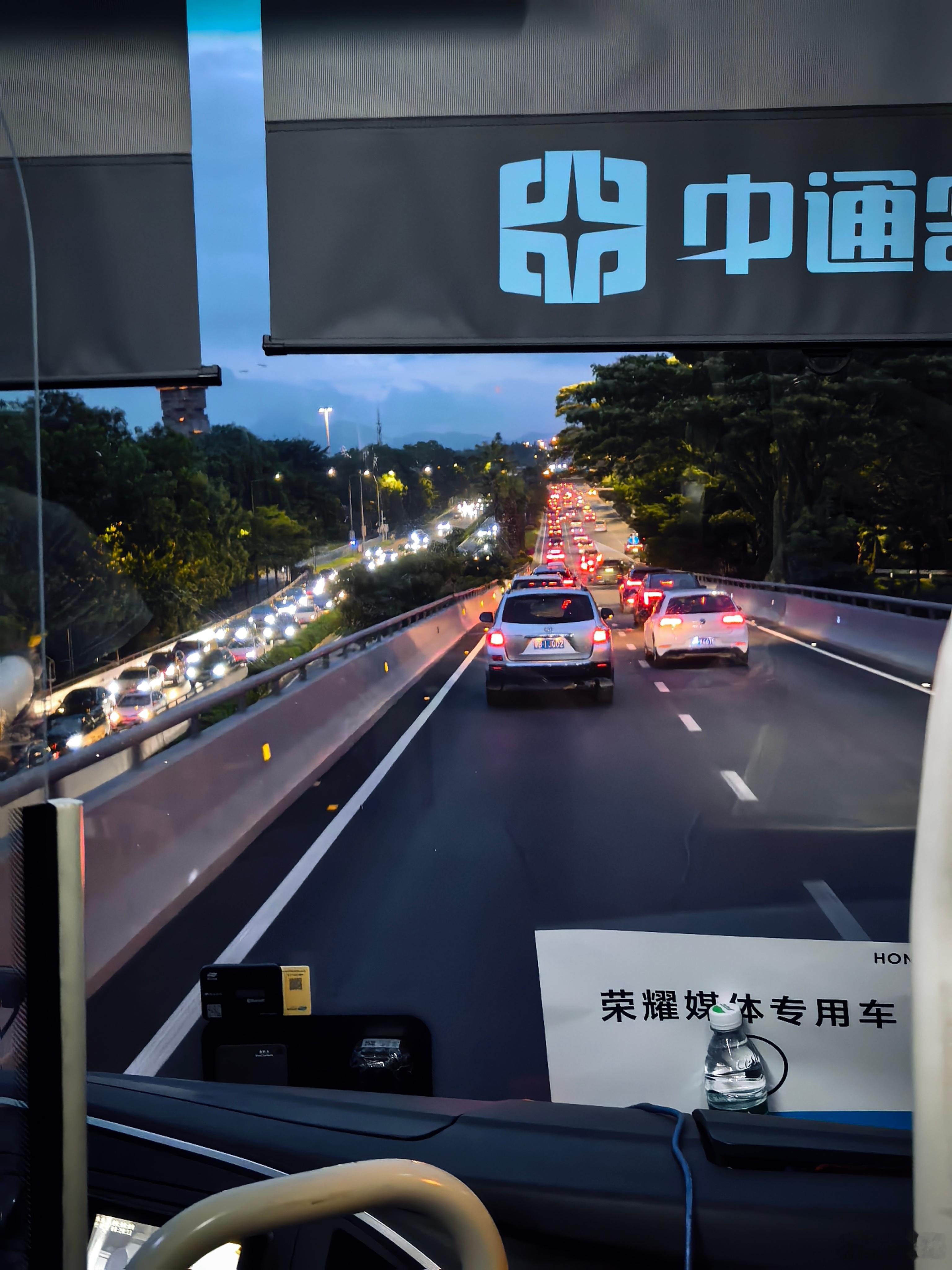 发布会7:30开始，现在路上还堵着呢，不愧是大城市啊[老师好]  ​​​