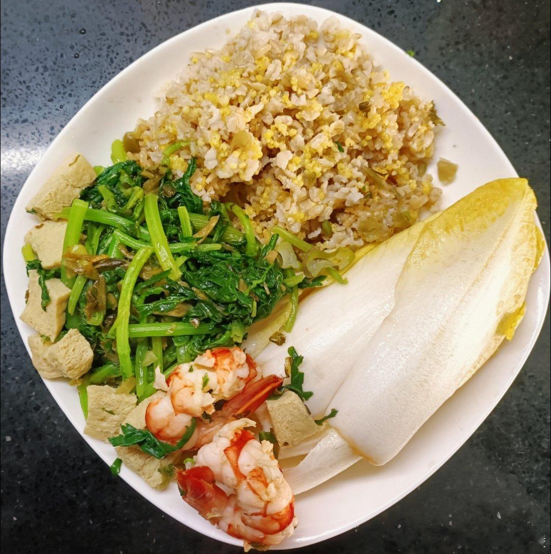 今天的主食是全谷物：发酵糙米+有机全谷物大黄米(上次那家的米里面掺了不黏的黄米，