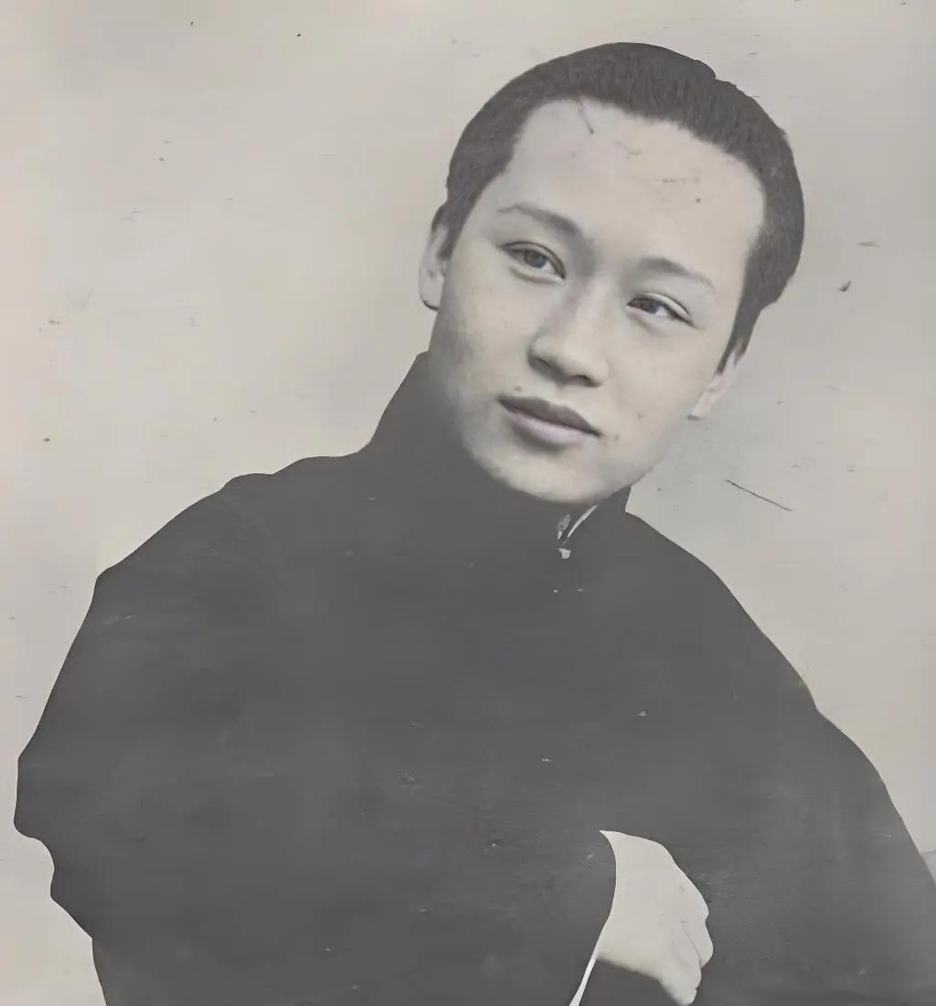 1918年，京剧大师荀慧生娶妻，入洞房后，迫不及待将新娘抱床上。不料，红盖头一掀