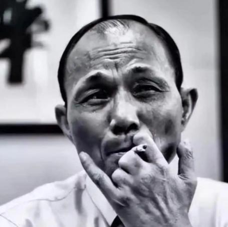 1993年，尧建云带着1000万在公海豪赌，在赌桌上，尧建云故技重施出“老千”，