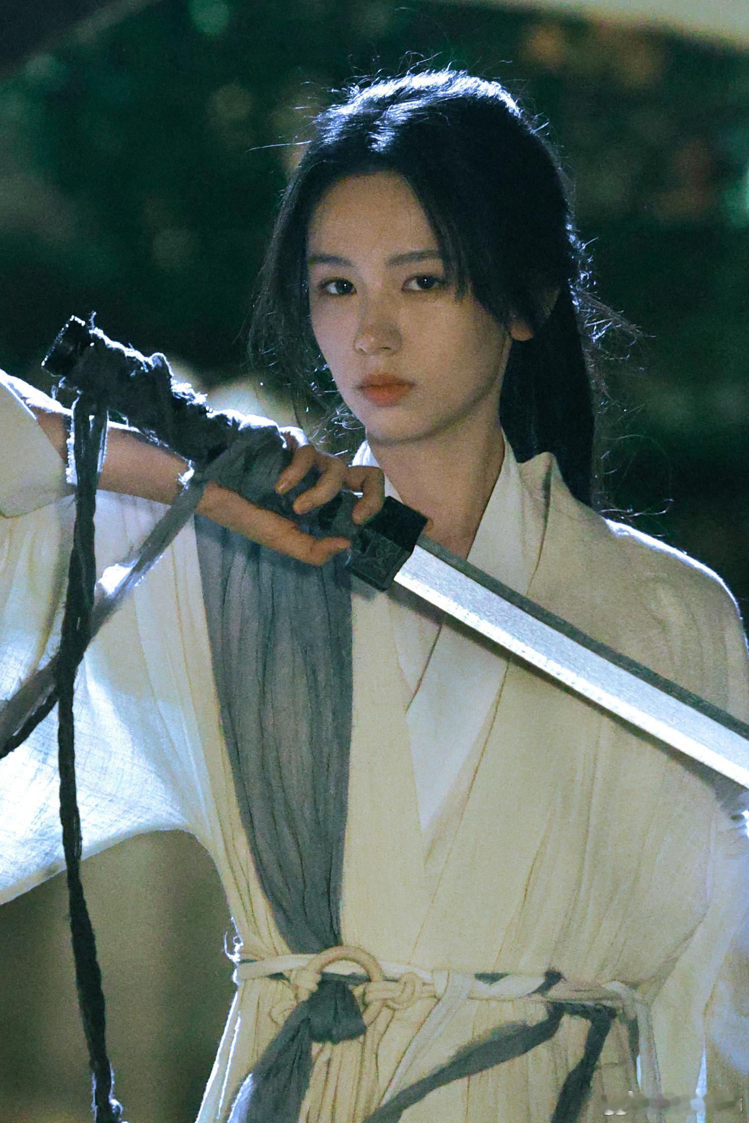 周也冷脸真好看，非常英气 ​​​