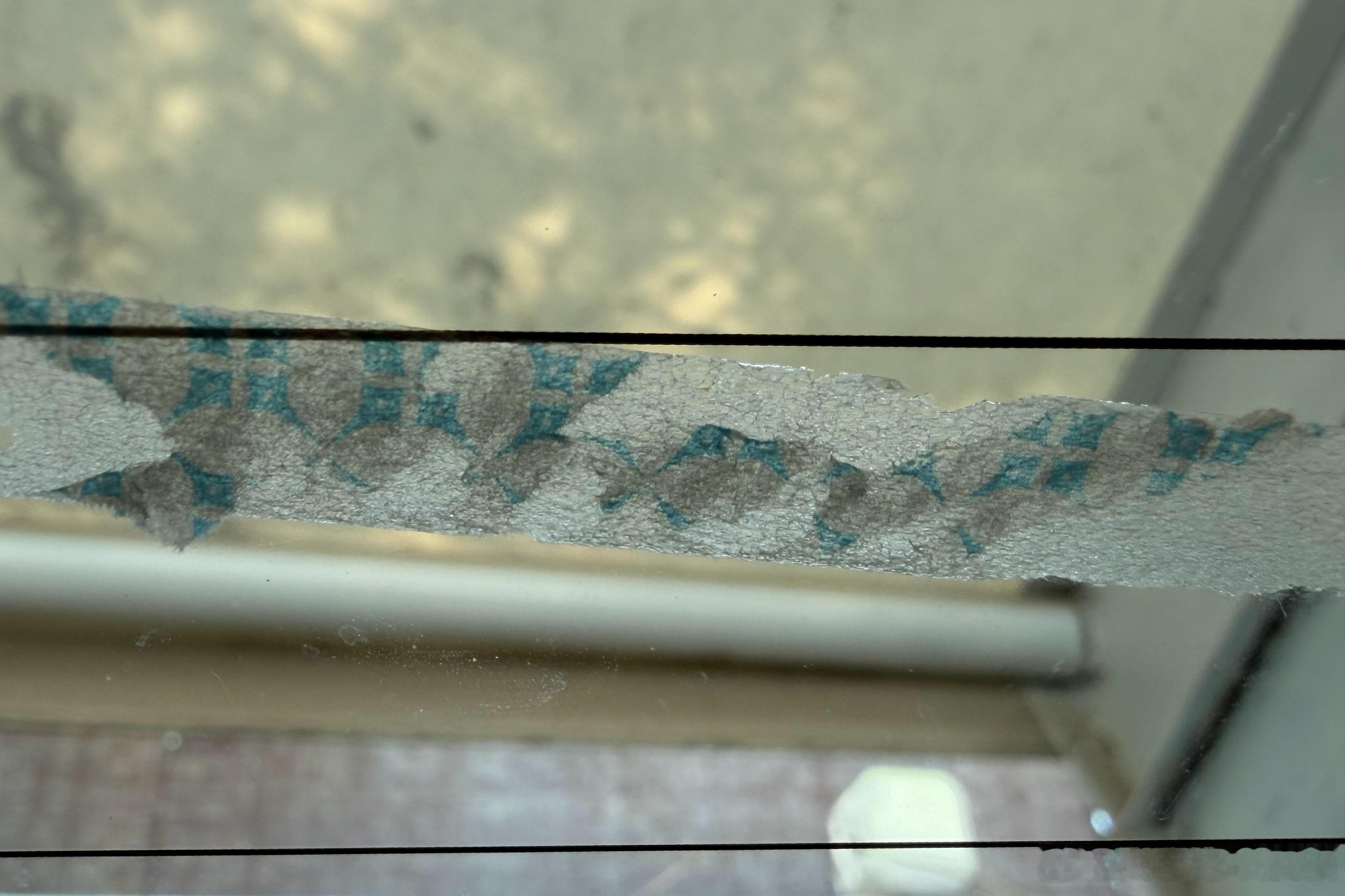 不得不吐槽一下咱这纸制临时牌照的背胶，质量实在是太次了！只要你是合法按规定完全黏