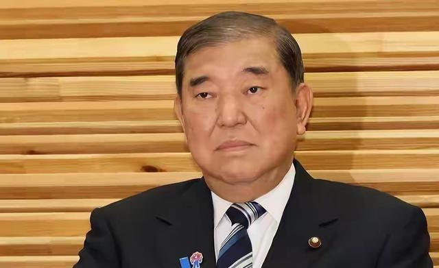 石破茂看到了什么？ 在日本议会， 右翼党高举双手呼喊 万岁 ，这是二战日本军国主