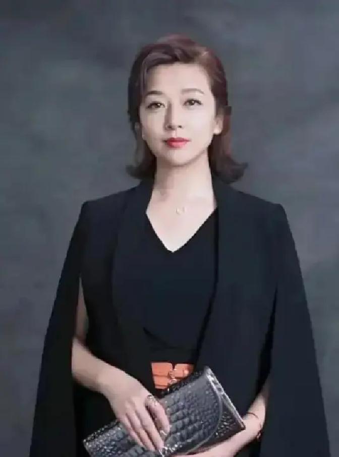 江珊和靳东二十年前在央视剧里演母子，戏外却真谈了几年姐弟恋。

那会儿江珊刚离完