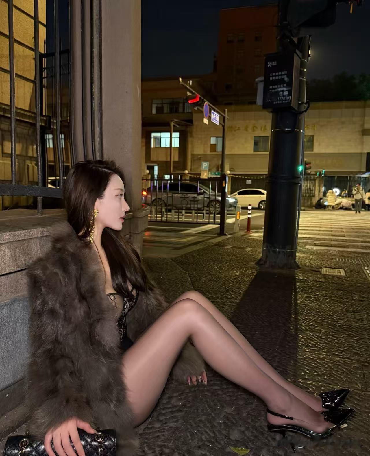 蓦然回首，那人却在，
灯火阑珊处[比心]
初尝夜晚拍照，没想到氛围感真不错[赞]