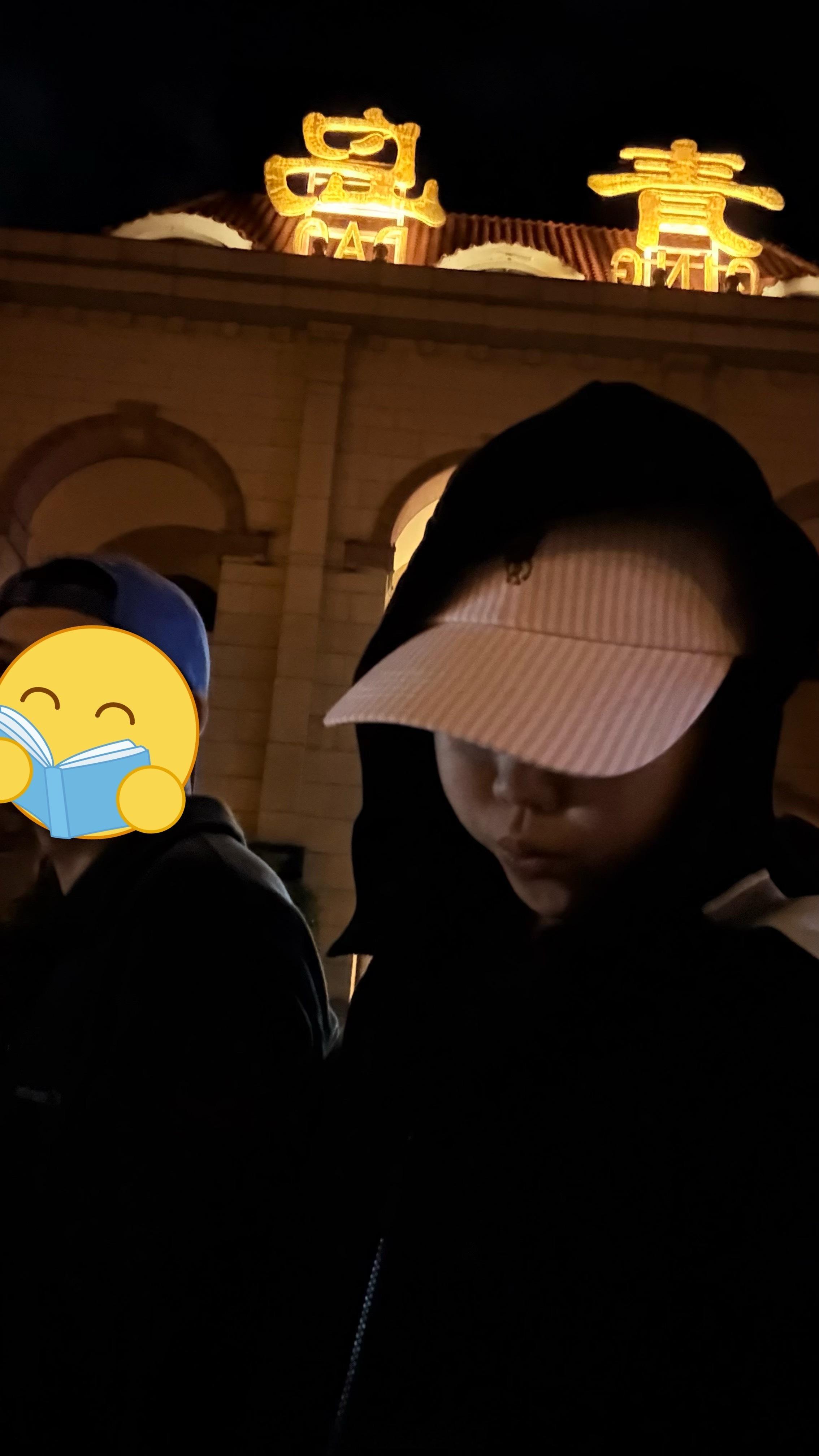 哎呀，路过青岛站我俩就开始疯狂回忆杀。。。五年前的同一个时刻我俩在这儿见面了，，
