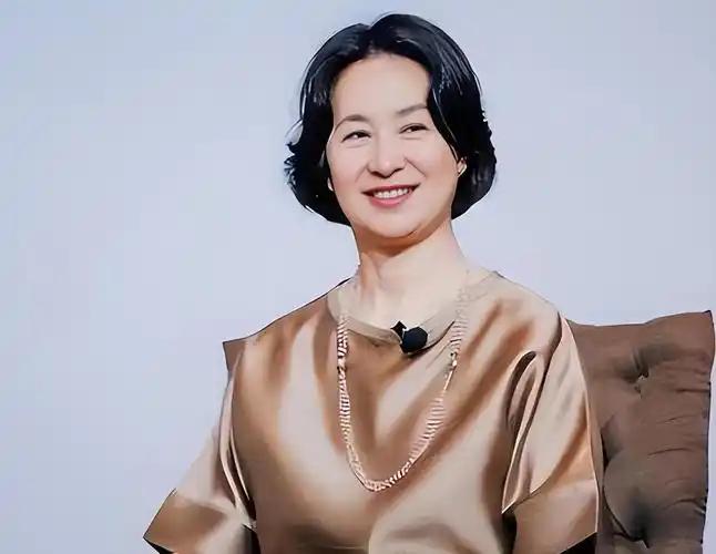 她富可敌国，却无儿无女。
她坐拥澳门赌业半壁江山，更是家族5000亿资产的继承人