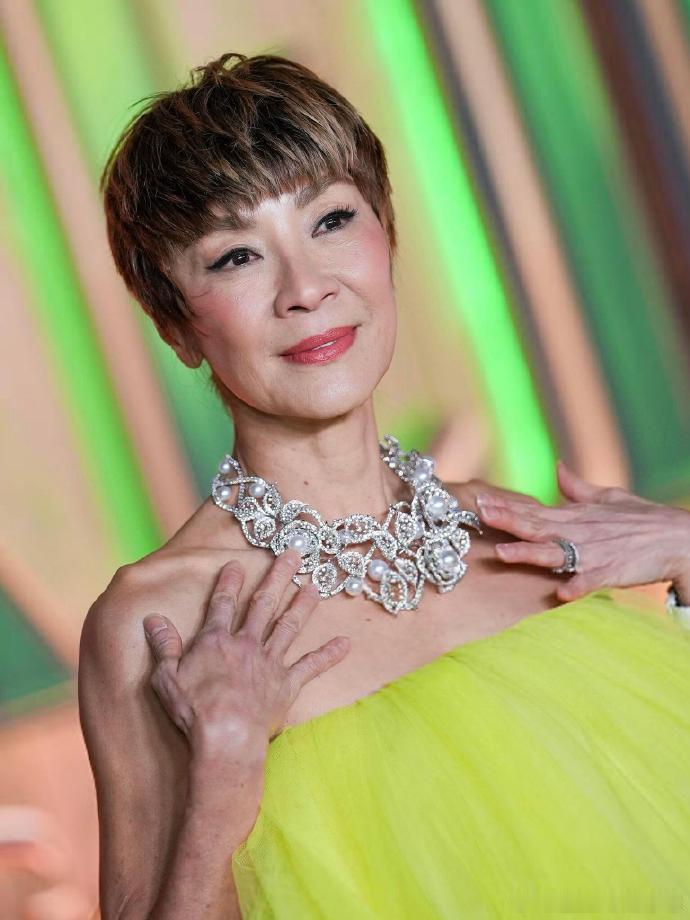 杨紫琼这棕色超短发真的好减龄！纽约首映礼上穿的荧光黄蓬蓬裙，蓬松又灵动 