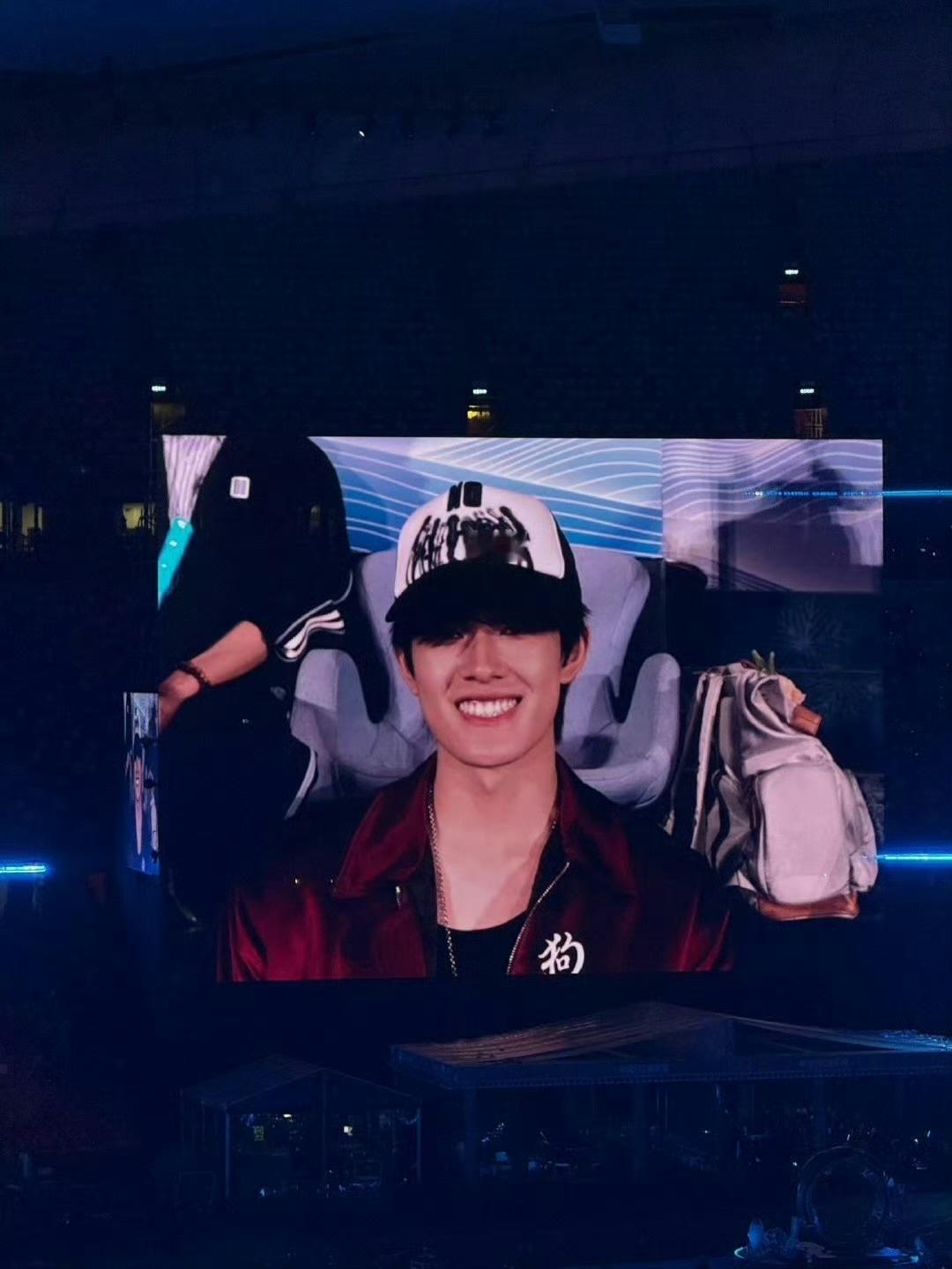 张极又去张杰演唱会了，不仅上了大屏还被杰哥cue：“张极！好帅啊～”