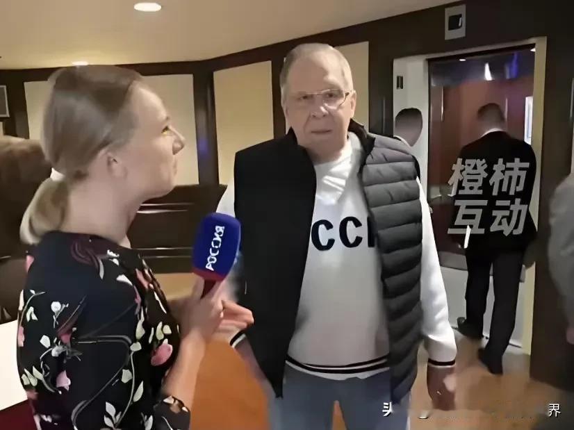 没想到鲁比奥也看上了拉夫罗夫的毛衣，普京开玩笑回应称“他会给你一件”。俄外长向普