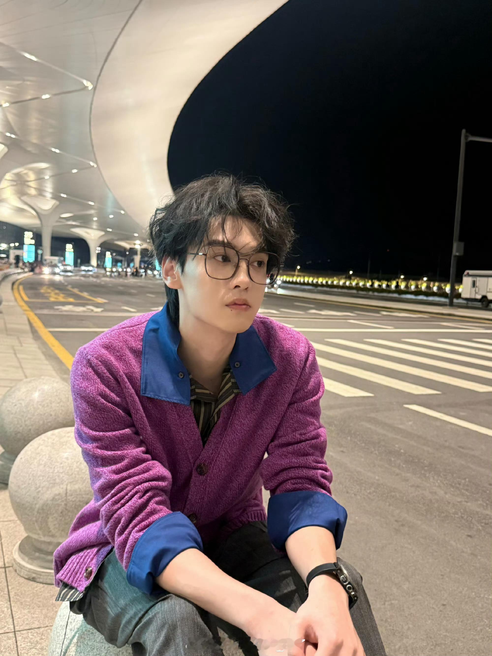 田栩宁[超话]  田栩宁深夜直接放机场照炸场！紫调衣服配黑框眼镜又雅又苏，连发丝