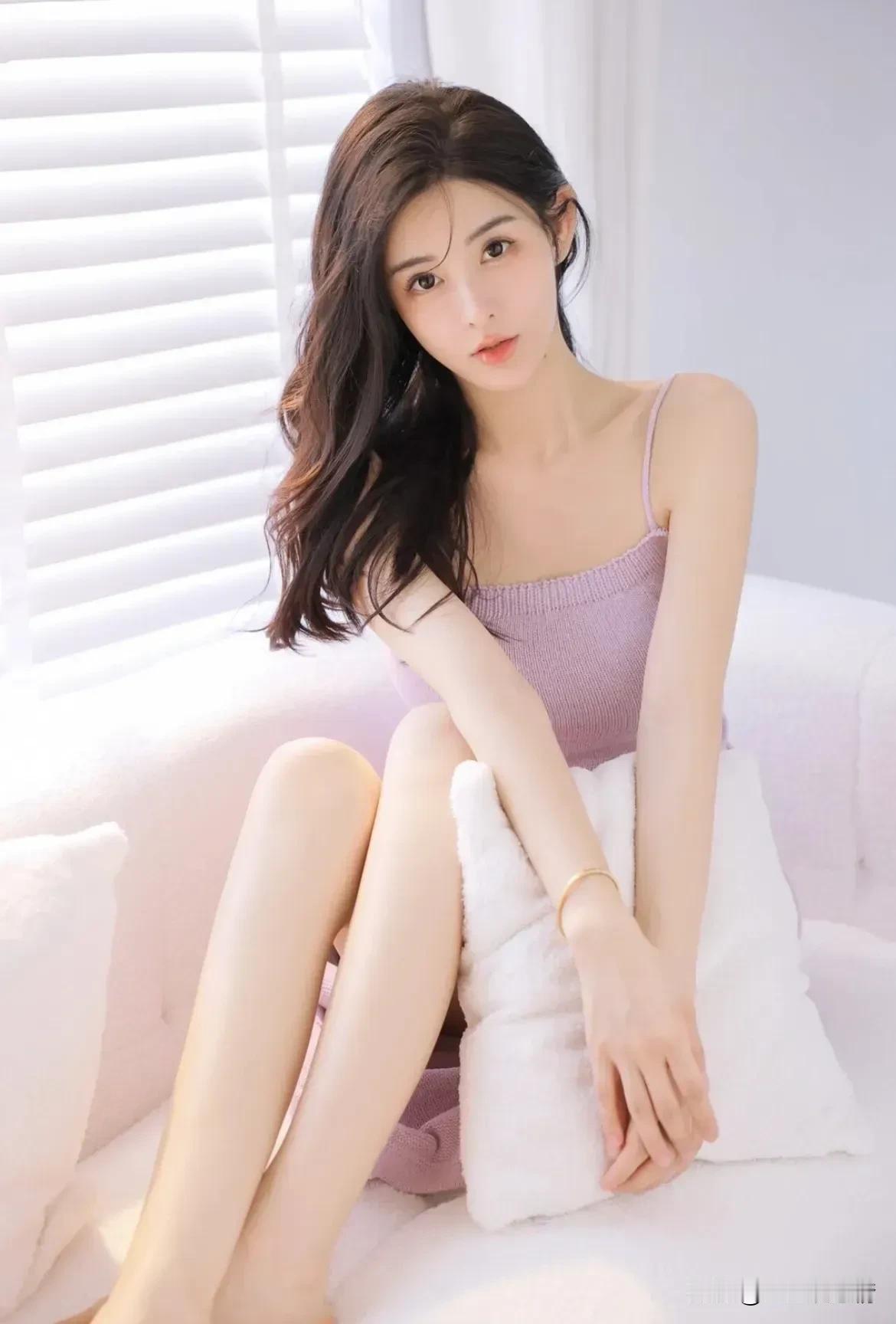 男女频繁做这三件事，迟早会发生暧昧关系。
1.频繁聊天，敞开心扉交谈心事
2.单