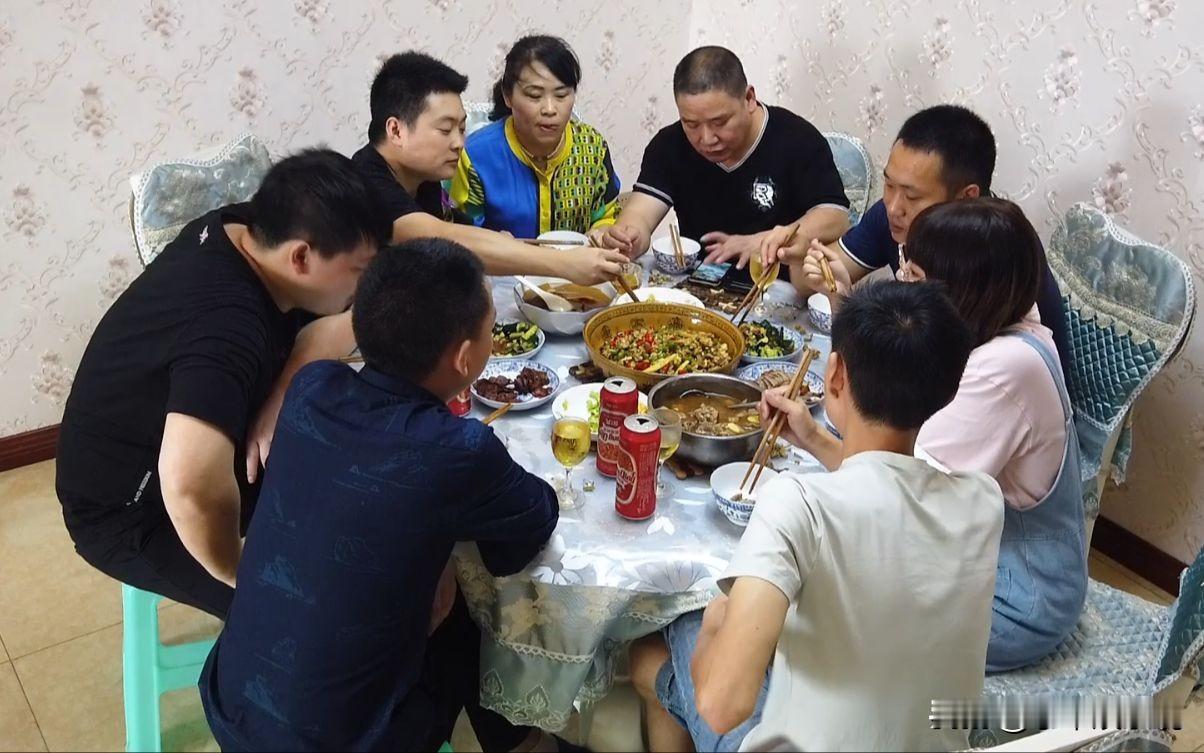 我认为轮流请客。千万别再抢着买单了，这才是一段关系最舒服的打开方式。

以前觉得