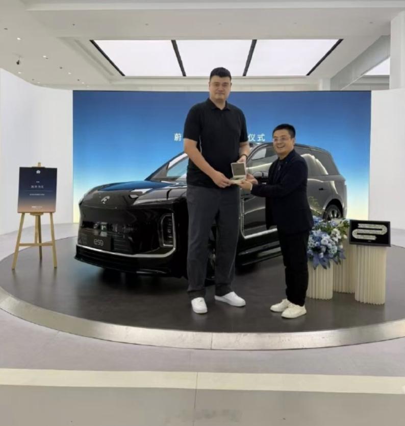 姚明提车 ES9 了。在现场的合影照片中，姚明与庆华的身姿对比也过于明显了 30