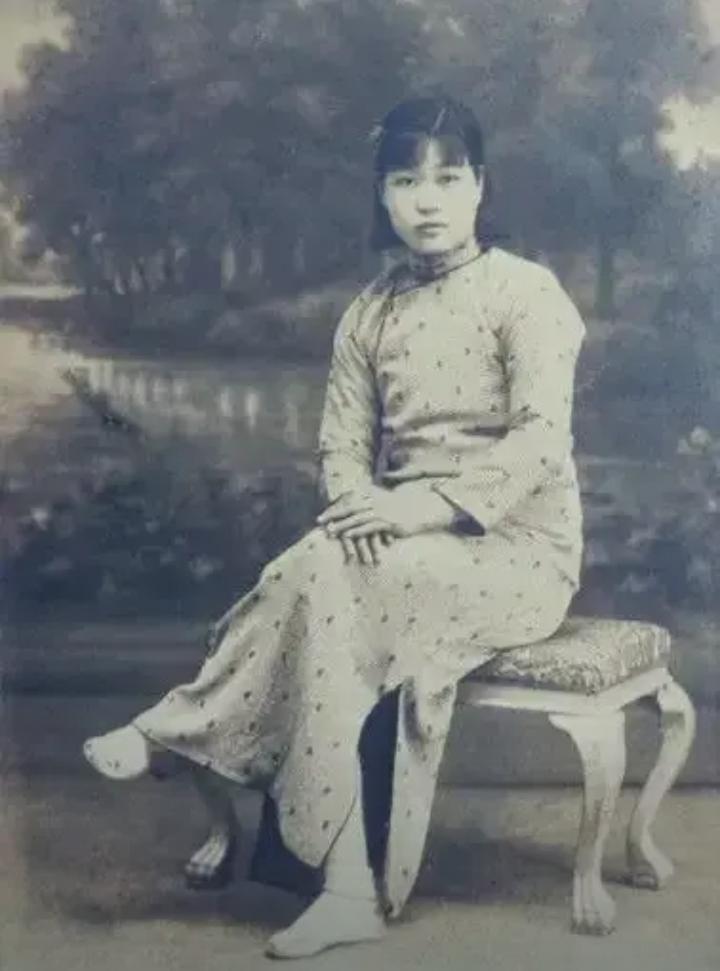 “腿上的枪伤已经发炎，但八路军女卫生员李梅还是咬着牙往山下走，她得把最后两名重伤