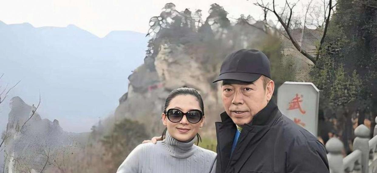 74岁的陈凯歌说，现在老了，平时和老伴陈红在三亚过着平静的生活，没事两人散散步，