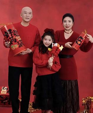 终于明白了，小酒窝为何如此迷人！ 原来是遗传了姥姥的特质！ 瞧这脸型和眼神，简直