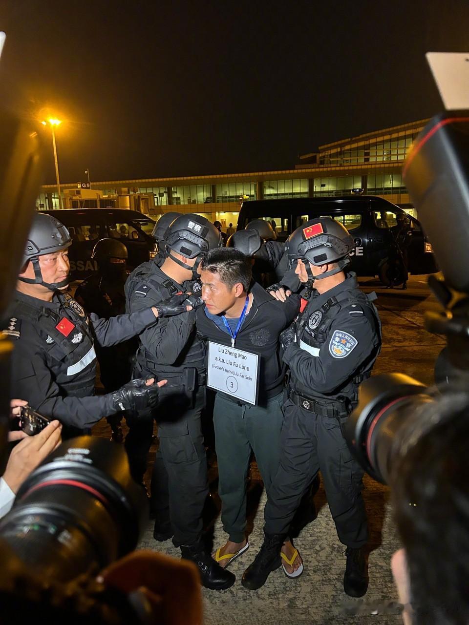 泰州惊现百万现金抢夺大案
马年大年初七（2月23日），泰州海陵区某企业一名男子携