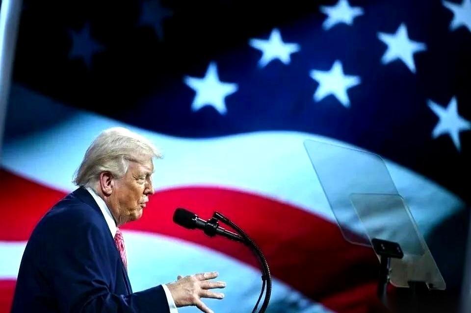 特朗普在迈阿密一张嘴，全场都安静了。
他对着一排镜头，一字一句地说：“我们必须尊