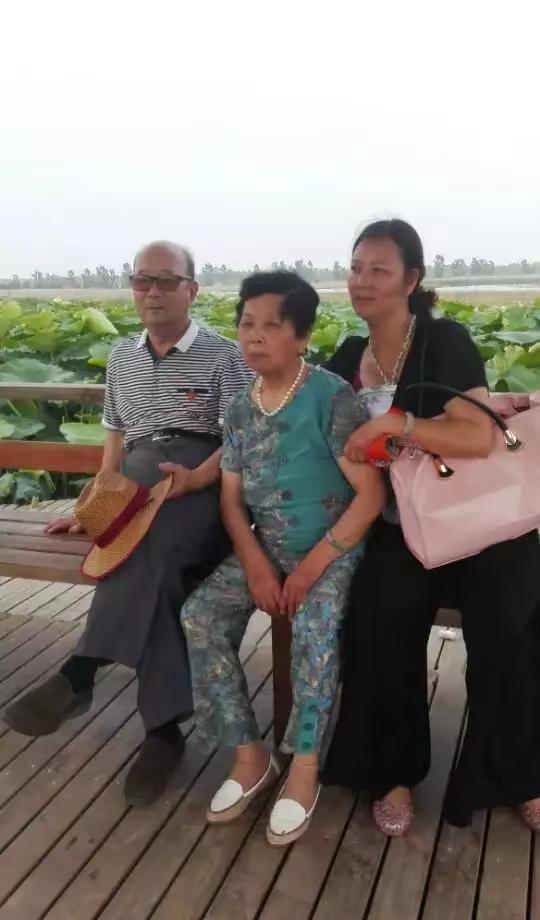 你们有多少年没叫爸爸妈妈了？我把妈妈爸爸走丢了。只有兄弟姐妹一起回忆爸爸妈妈一生