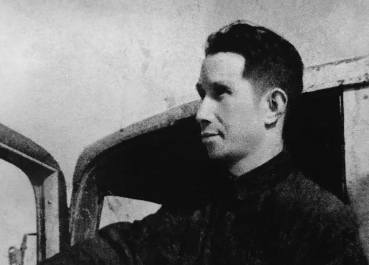 1955年9月27日，北京中南海怀仁堂灯火通明。授衔典礼结束后，许多将军围在粟裕