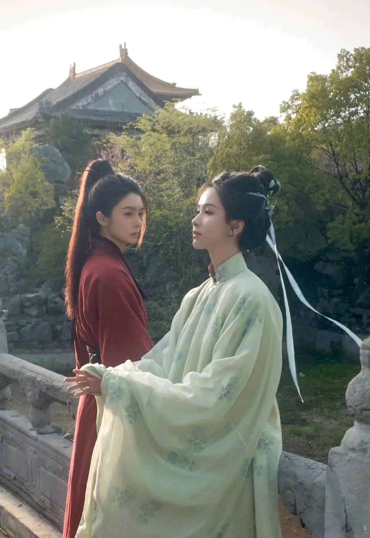 陈都灵和傅菁站一起颜值都高了不少，和男主一起一个脸肿一个嘴凸，俩人颜值都不咋地，