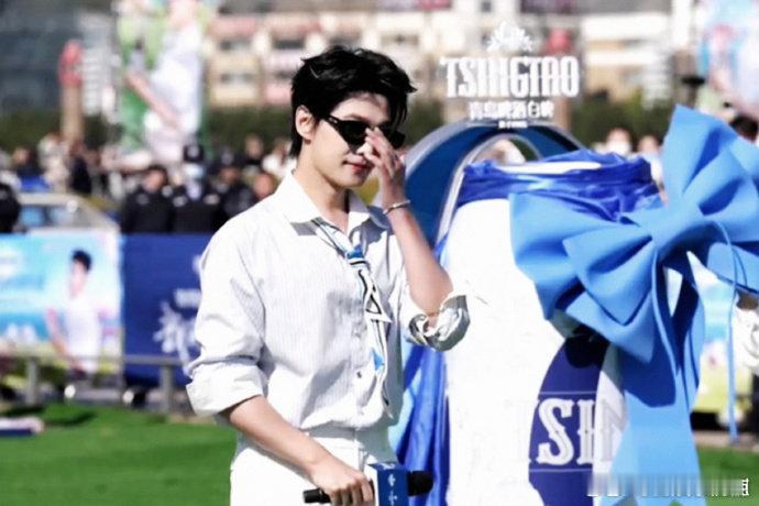 杨洋大连线下活动杨洋今天好学长海风赴约，邂逅杨洋。大连线下活动氛围感拉满，一身清