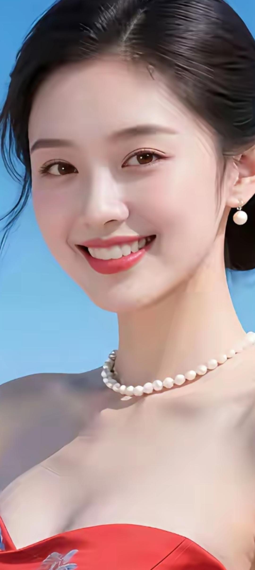 优雅珍珠项链，闪耀红裙下的迷人微笑