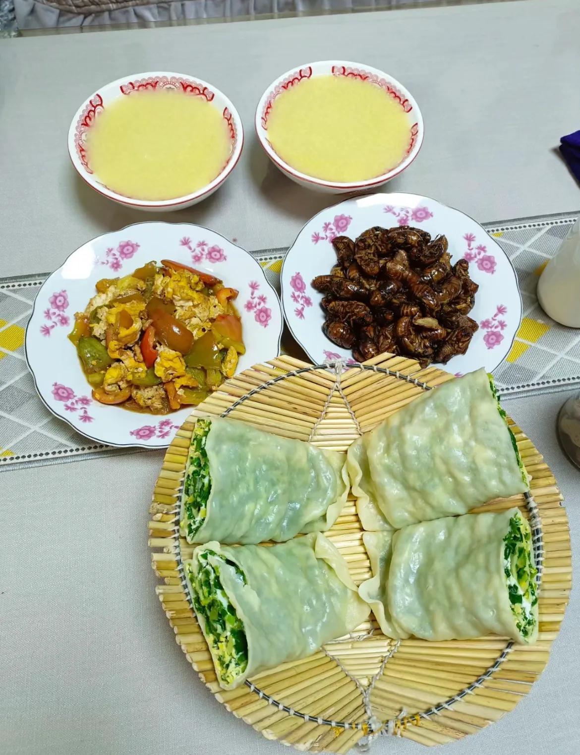 真是觉得人老了，生病了，还得独自一人，这日子挺让人心酸的。

昨晚舅舅打电话来，
