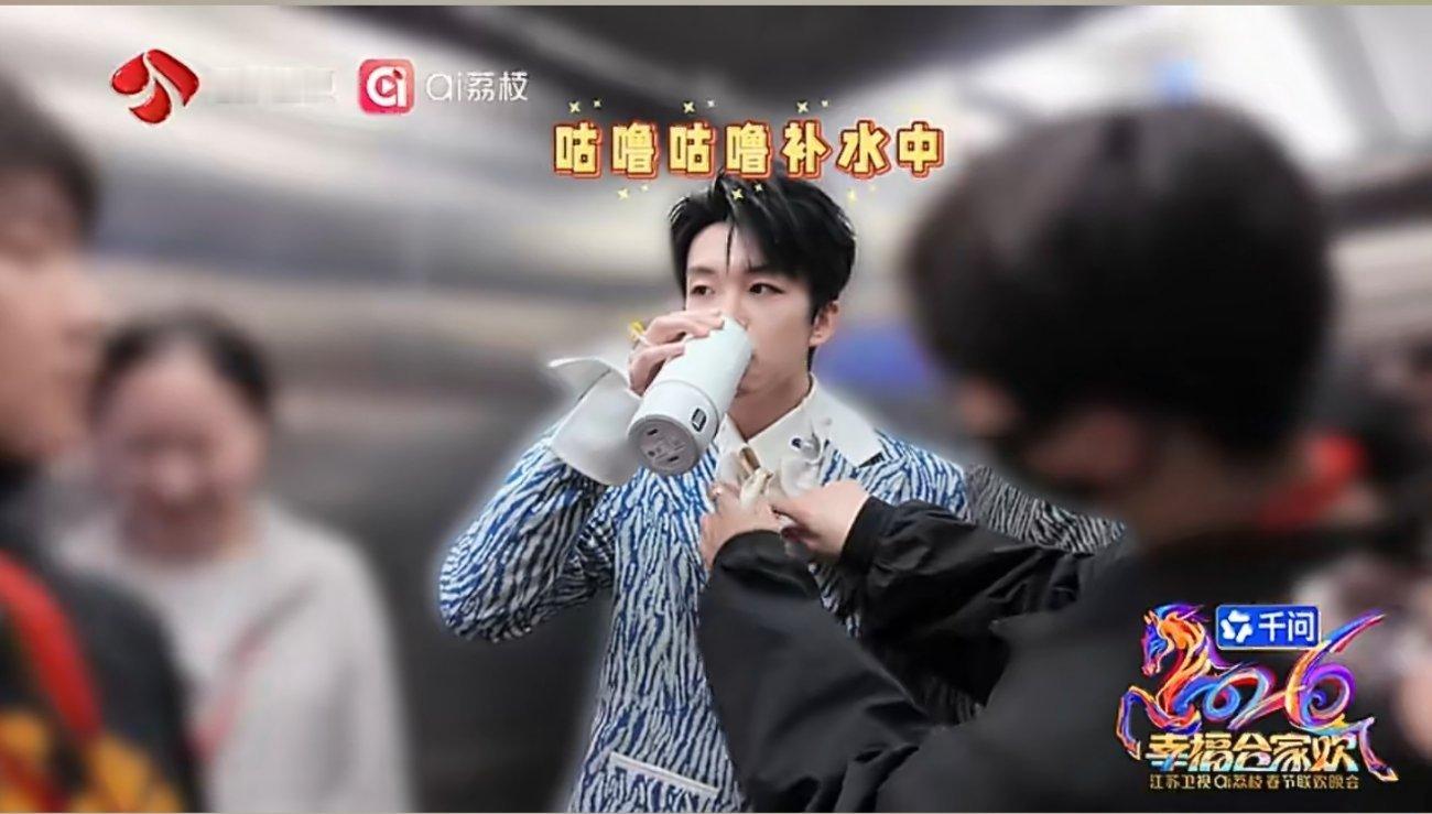 黄子弘凡没有嘴不甜的时候 快乐不打烊！黄子弘凡的上班实录藏满小惊喜，嘴甜又靠谱，